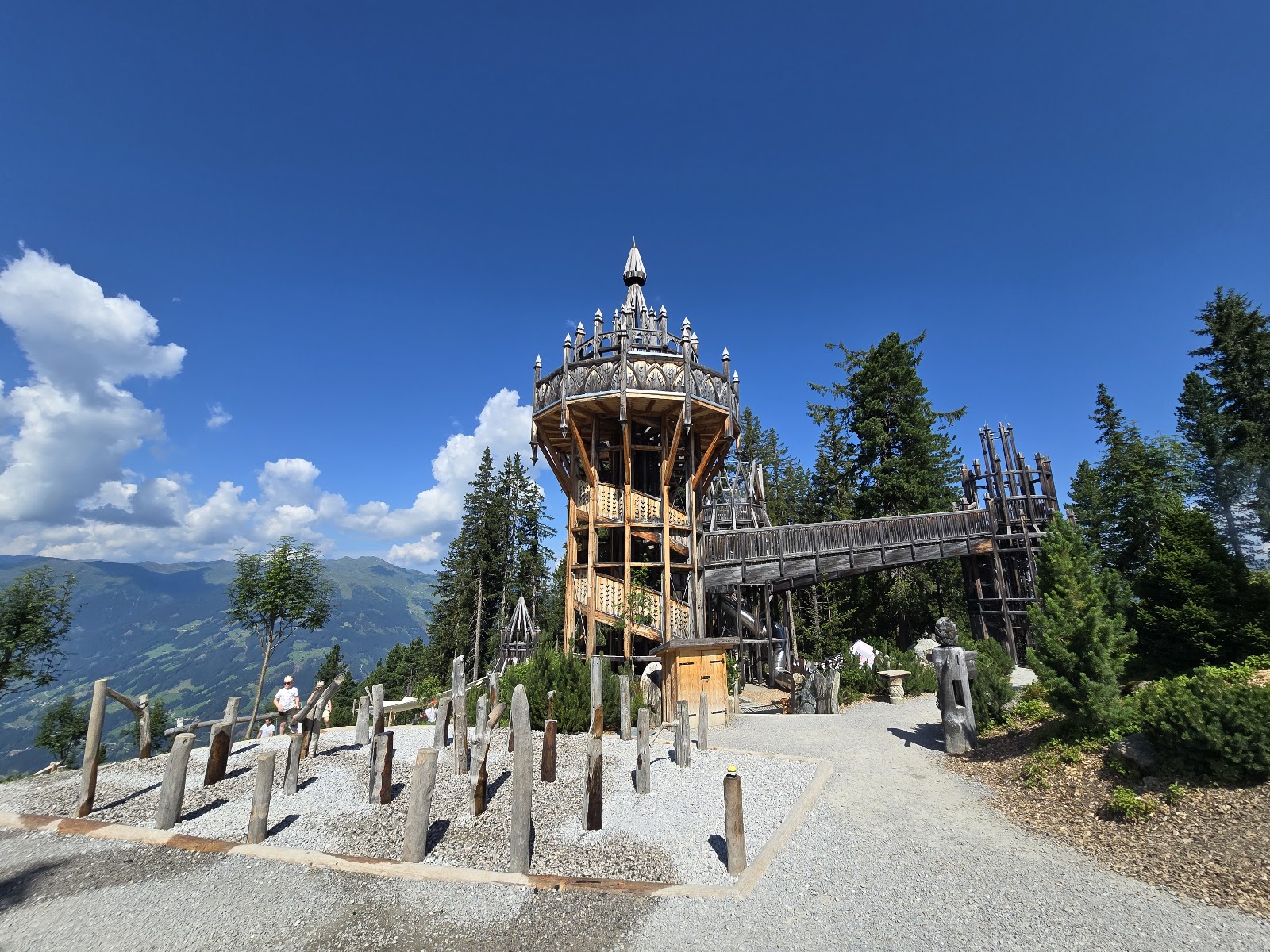 Mountain restaurant and pistes high in the Zillertal Arena