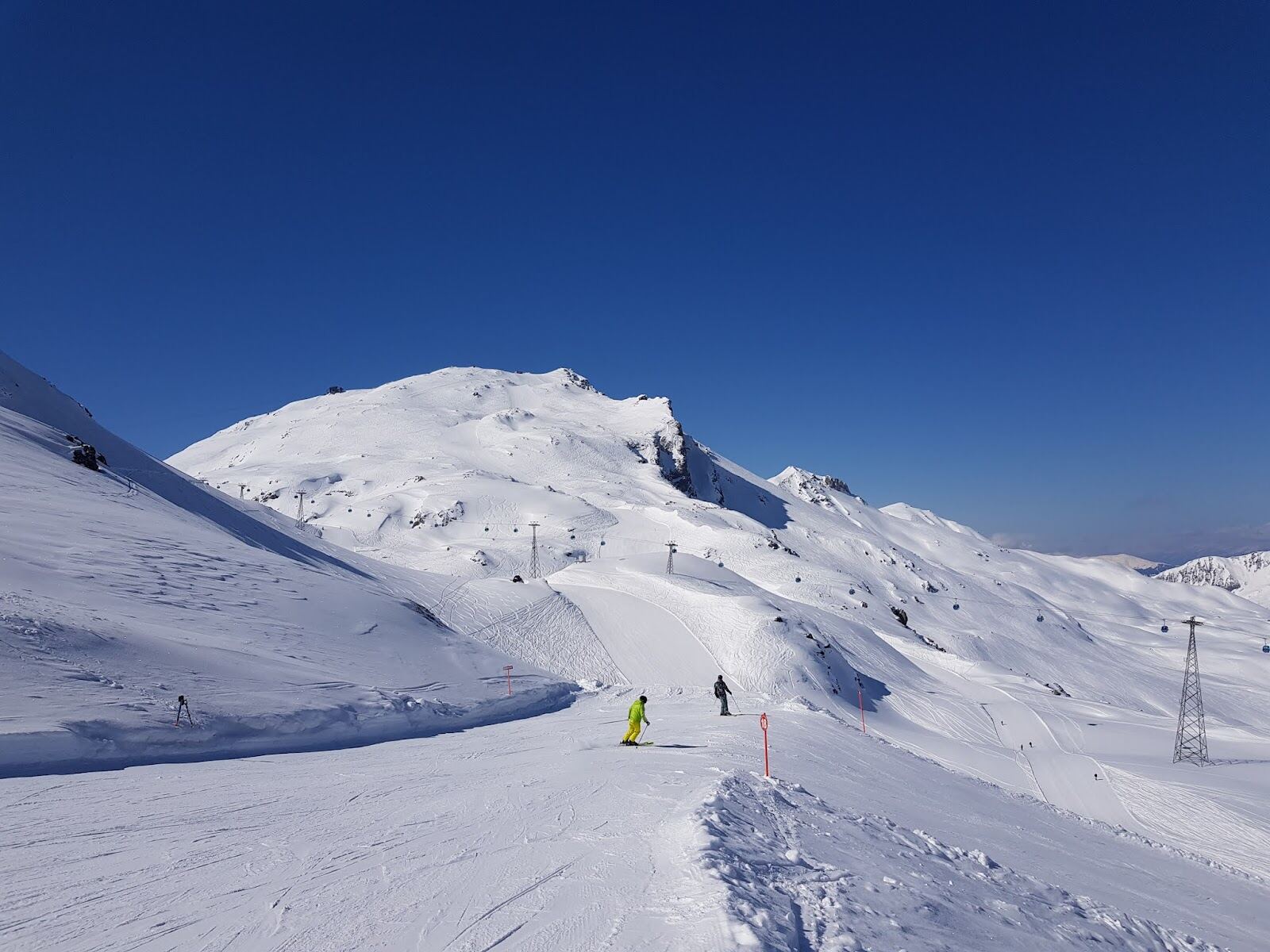 Skiers on the long Parsenn descents above Klosters