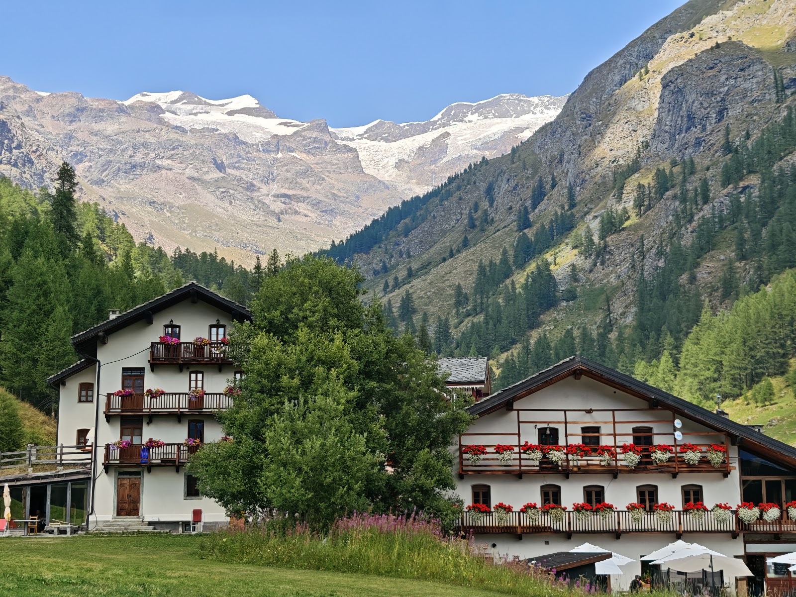 Snowy peaks and freeride terrain across the linked valleys